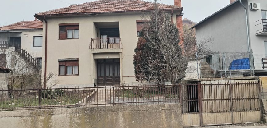 🏡 NA PRODAJU – PORODIČNA STAMBENA ZGRADA – KUĆA SA GARAŽOM – NASELJE BELI BREG U ZAJEČARU!