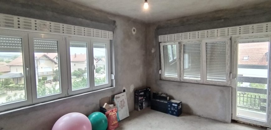 🏡 NA PRODAJU – PORODIČNA STAMBENA ZGRADA – KUĆA SA GARAŽOM 292 m² i dvorište – 409/321 m², u naselju Oskoruša u Zaječaru! 🌟