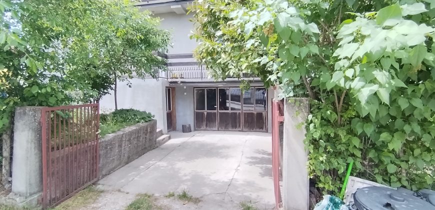 🏡 NA PRODAJU – PORODIČNA STAMBENA ZGRADA – KUĆA SA GARAŽOM 292 m² i dvorište – 409/321 m², u naselju Oskoruša u Zaječaru! 🌟