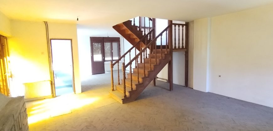 🏠 TOP PONUDA – JEDINSTVENA PORODIČNA KUĆA SA TRI ZASEBNE STAMBENE JEDINICE I VELIKIM PLACEM – NASELJE VLAČIĆ U ZAJEČARU ! 🏠